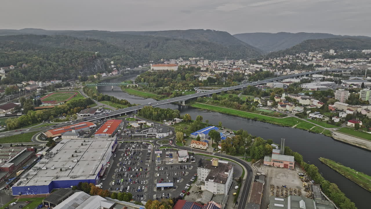 decin czechia aerial v5 파노라마 패닝 뷰 드론 플라이오버 산업 지역 엘베 강을 따라 낮에 도시 풍경과 언덕 풍경을  ⁇ 처합니다 - mavic 3 cine로 촬영 - 2022년 11월