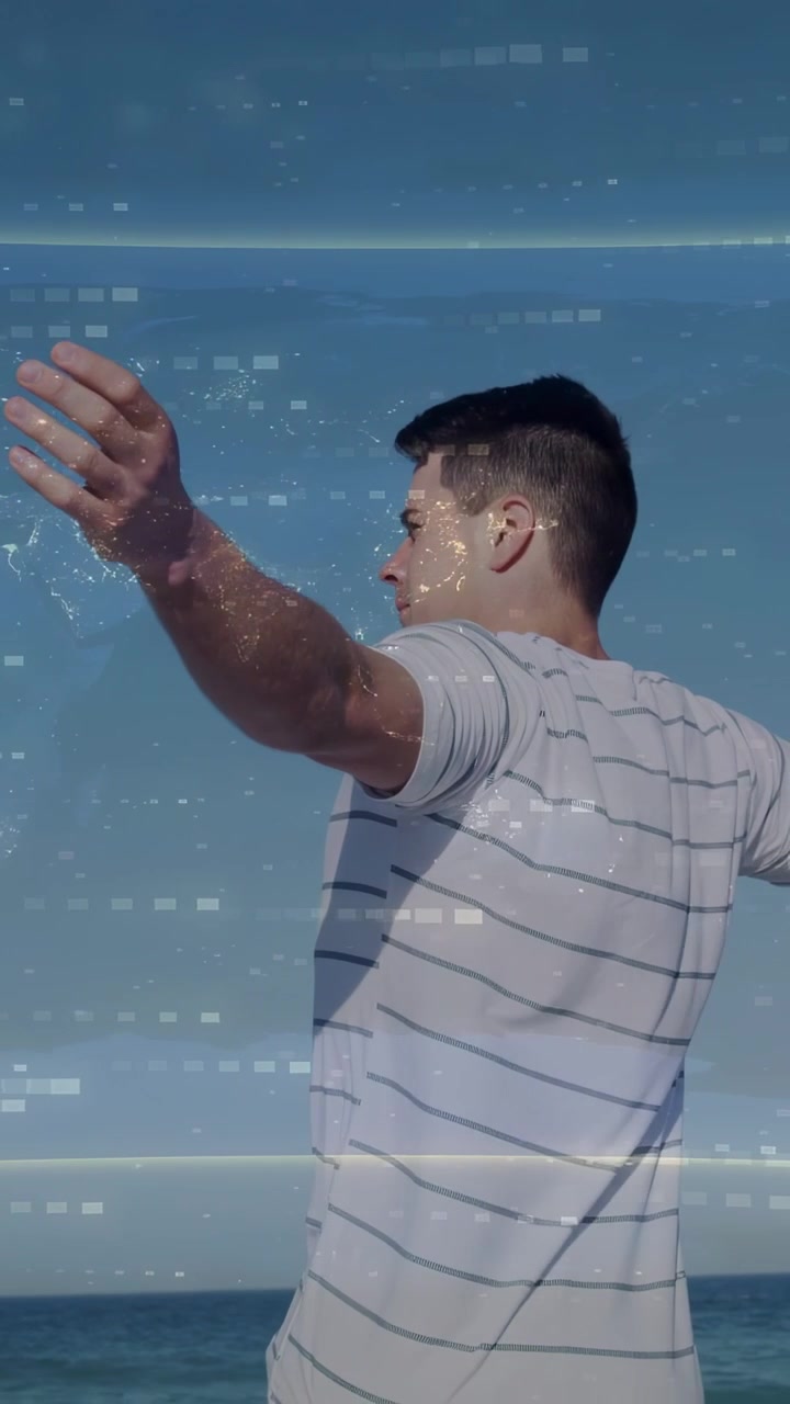 Vídeo vertical: Homem girando o tronco e abrindo os braços perto do oceano, gerando uma sobreposição de falha de varredura para design