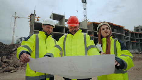 Gruppe-Von-Bauherren-Und-Ingenieuren-Auf-Der-Baustelle,-Vorarbeiter-Und-Architekten-Sehen-Sich-Den-Bauplan-An