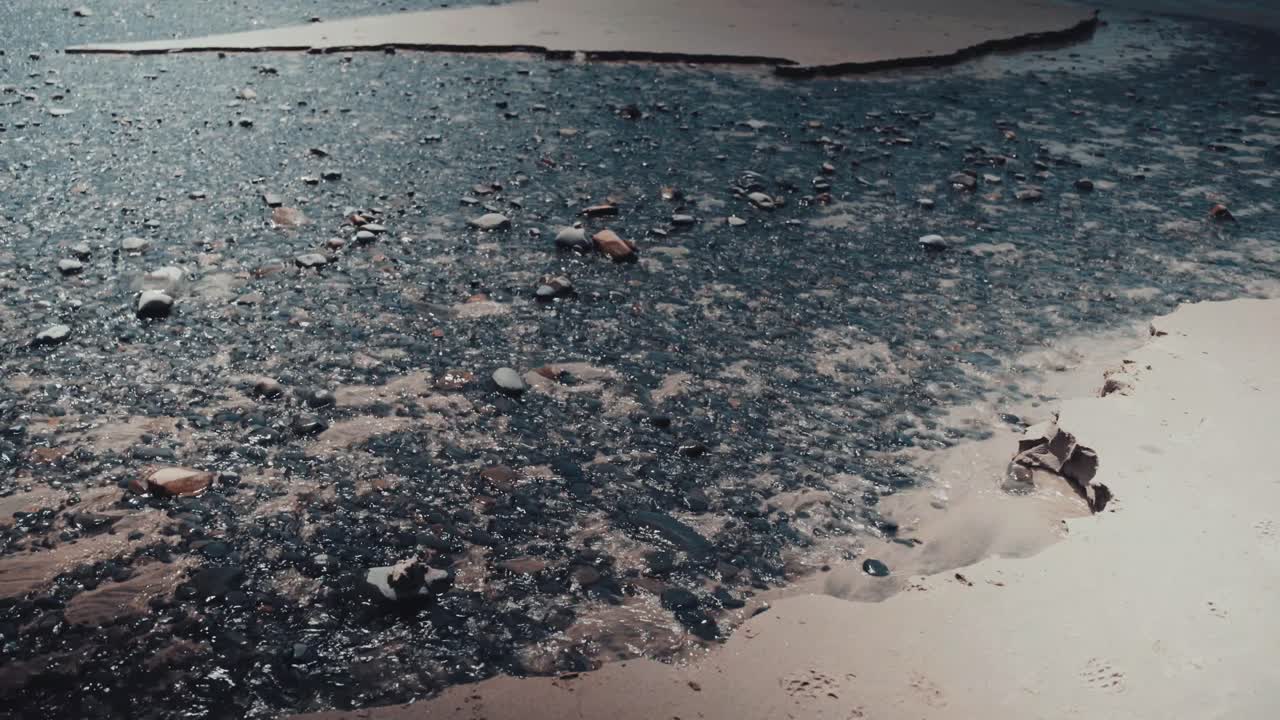 Arroyo de agua con rocas