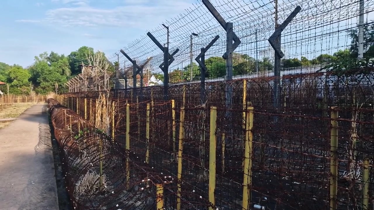Recinzione della prigione di Phu Quoc con filo spinato, il più grande campo di prigionia nel Vietnam del Sud durante la Guerra del Vietnam