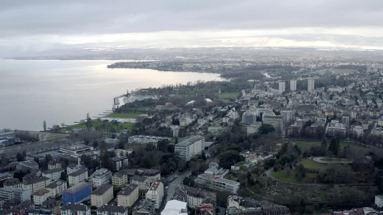 겨울, 유럽 동안 스위스 제네바 호수에 위치한 로잔의 아름다운 스위스 도심의 드론 공중