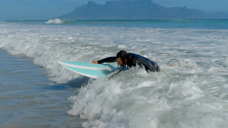 hombre surfando en el mar 4k