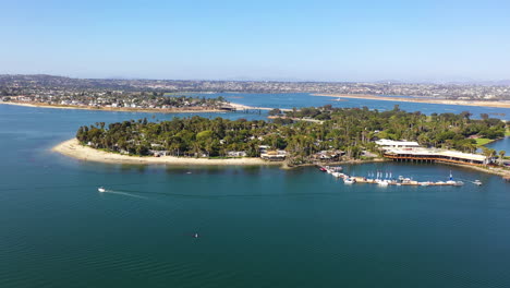 Vista-Aérea-Del-Punto-Del-Paraíso-Con-Barcos-En-Aguas-Azules-En-La-Bahía-De-La-Misión,-San-Diego---Disparo-De-Drones