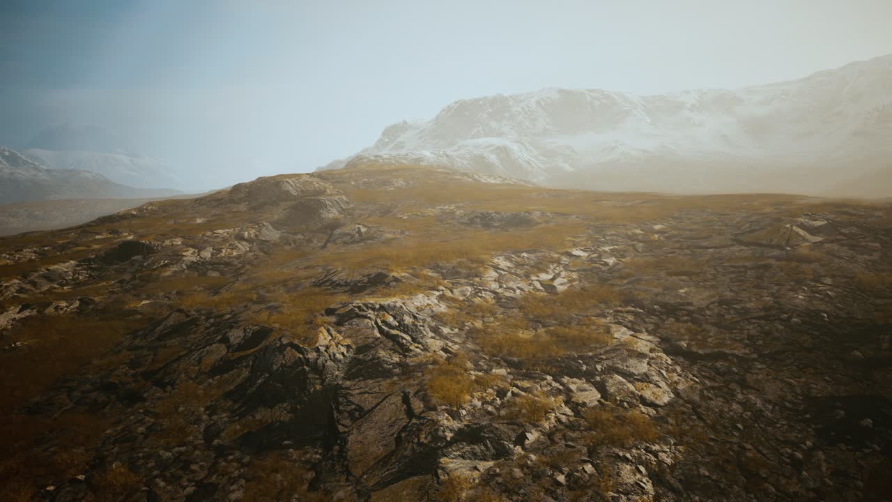 las montañas de nepal en la niebla en verano