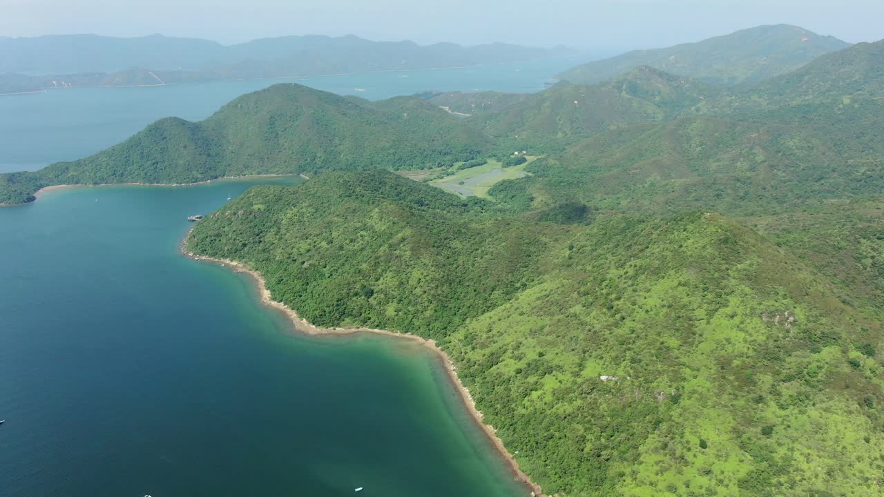 무성한 녹색 산악 지형이 있는 홍콩만의 공중 전망