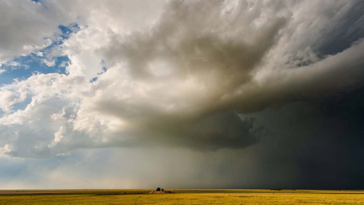 Hurtigt bevægende stormskyer samles over landlig horisont timelapse