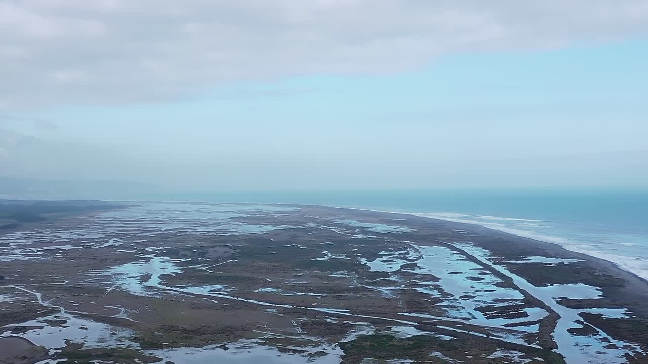 Paesaggio costiero in Cile con fiumi e oceano in lontananza