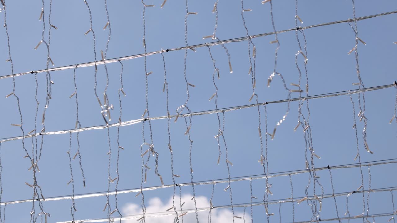 얼음 어리 들 이 녹으면서 물 이 흘러내린다