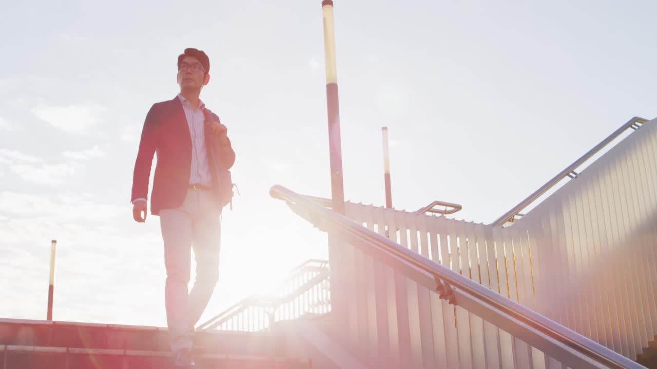 배 ⁇  을 들고 기업 공원 에 계단 을 내려가는 아시아인