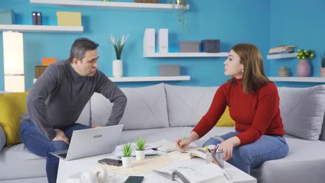 padre ayudando a su hija que está teniendo problemas para resolver la pregunta.