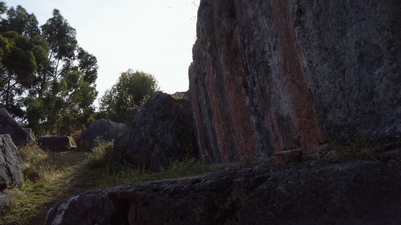 una vista reconfortante de cusilluchayoc el templo de los monos en el distrito de cusco, peru - pan izquierda