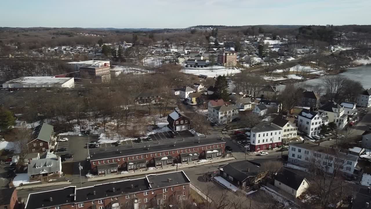 volando sobre la ciudad y las propiedades inmobiliarias residenciales de clinton, massachusetts