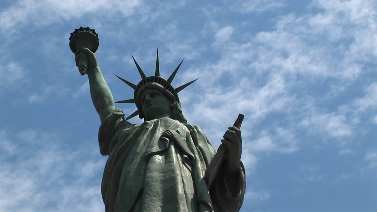 la cámara gira a la izquierda a través de la estatua de la libertad