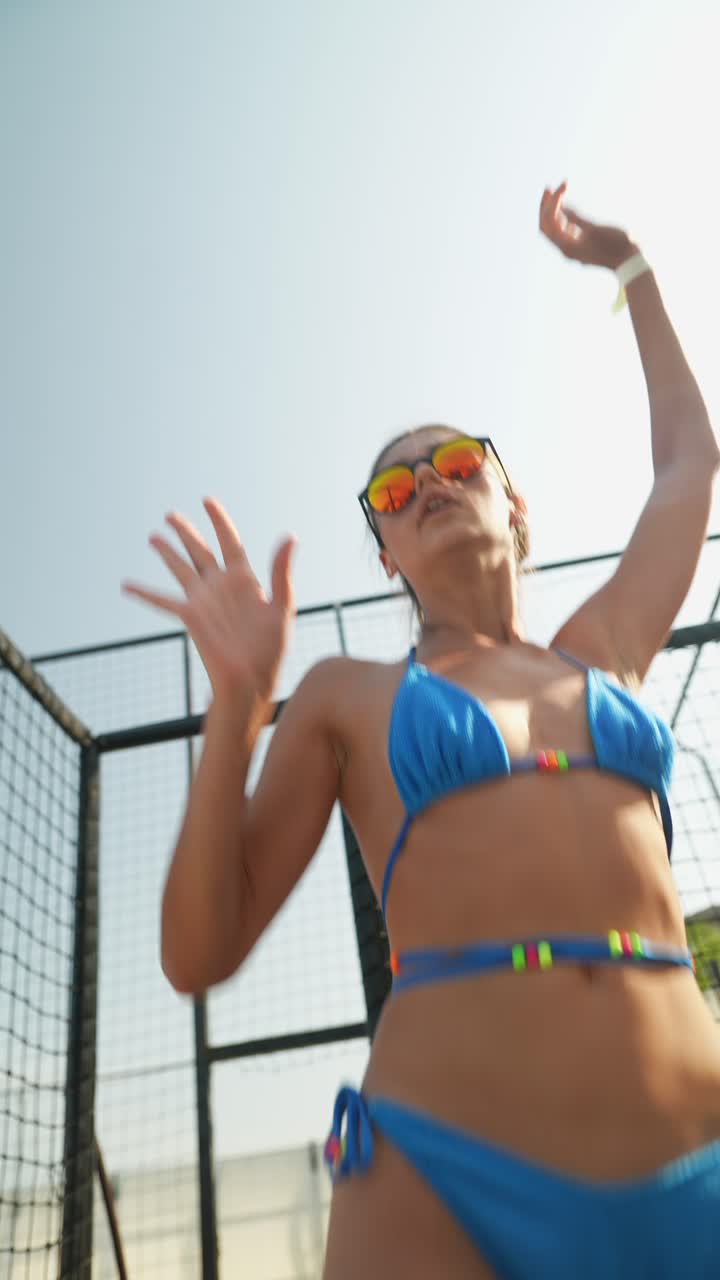 비키니 를 입은 여자 가 야외 에서 춤 을 추고 있다