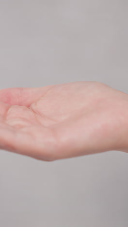 la mujer en bata de baño vierte espuma de afeitar gruesa en la mano para aplicarla al cuerpo en cámara lenta. la espuma gruesa se vierte en la mano de la mujer para eliminar el exceso de rastro en el cuerpo