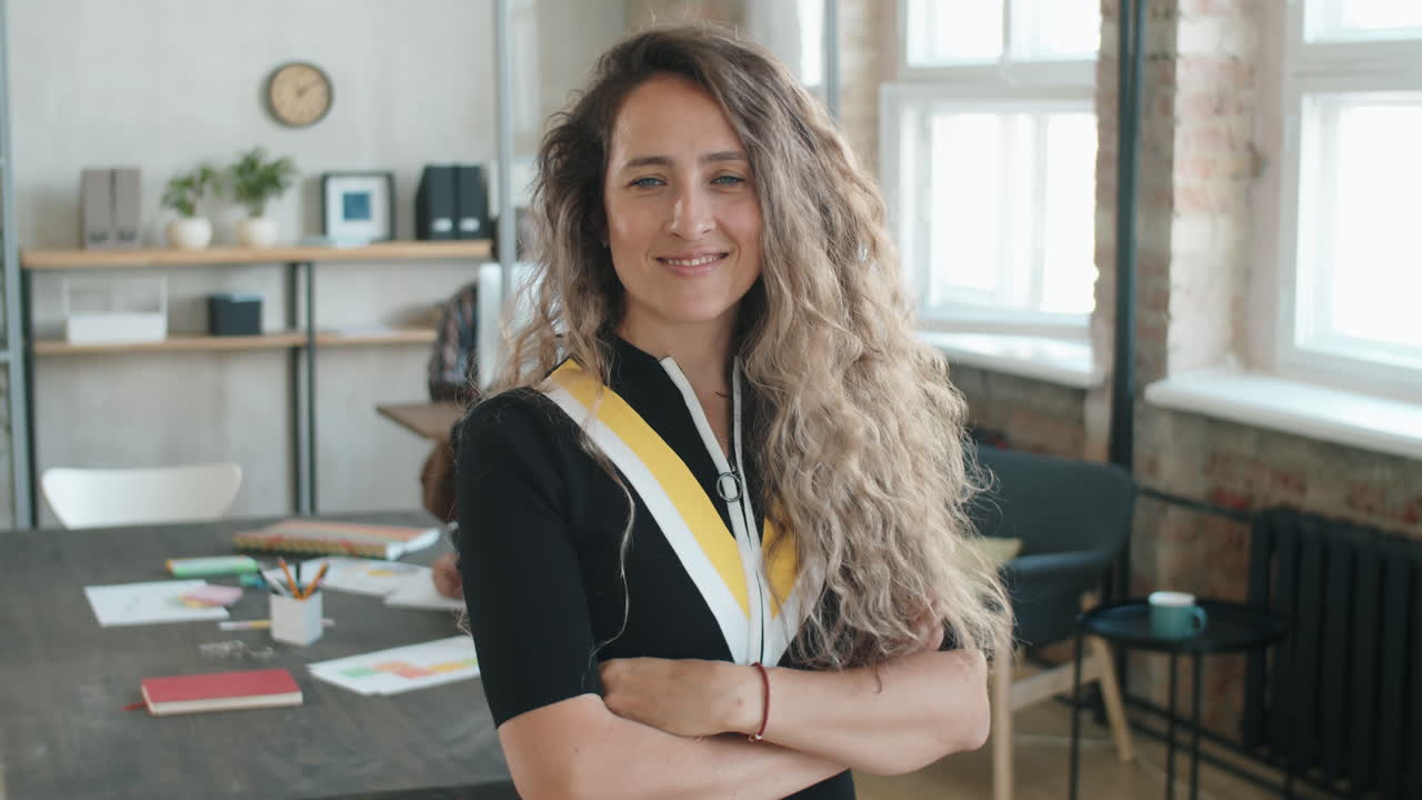 retrato de una hermosa mujer de negocios rubia en la oficina