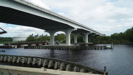 Zeitraffer-Von-Booten,-Die-Unter-Einer-Brücke-Am-Lake-Monroe-Wayside-Park-Sanford,-Florida,-Seminole-County,-Vorbeifahren