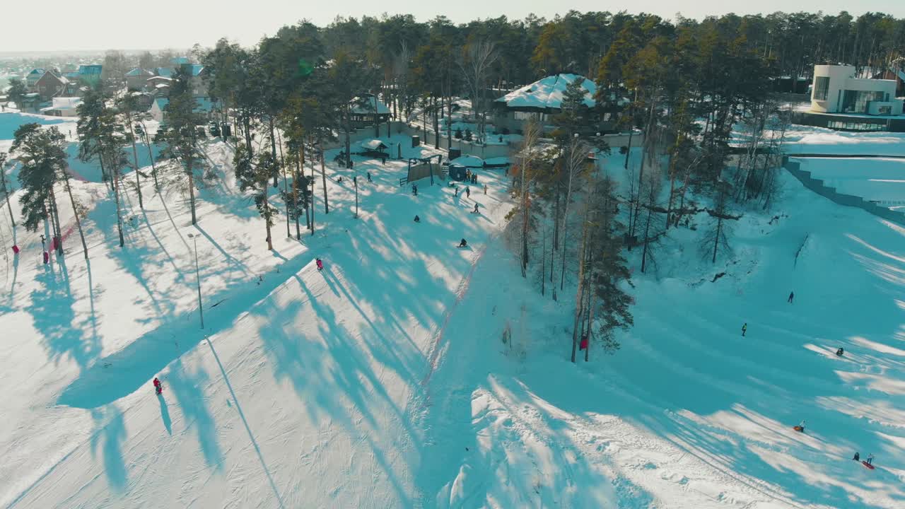 현대적인 겨울 휴양지 공중에 스키 트랙이 있는 산 경사면