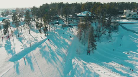 pendiente de montaña con pista de esquí en la moderna estación aérea de invierno