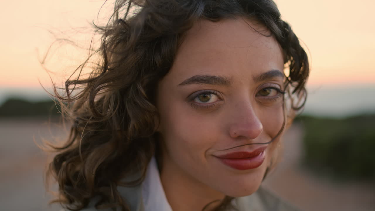 retrato de una chica bonita mira la cámara en el cielo borroso de la noche. mujer romántica ajustar