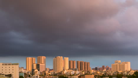 día a noche con vista urbana en luz dorada con nubes de colores dramáticos y edificios iluminados