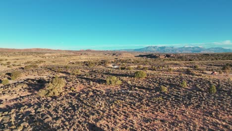 Volando-Sobre-Desiertos-áridos-Con-Autocaravana-En-El-Parque-Natural-De-Moab,-Estados-Unidos