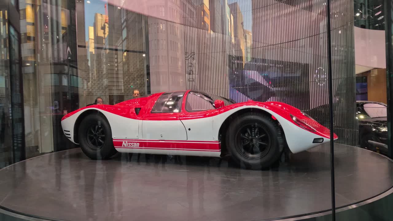 회전 하는 플랫폼 에 전시 된 스포츠 자동차