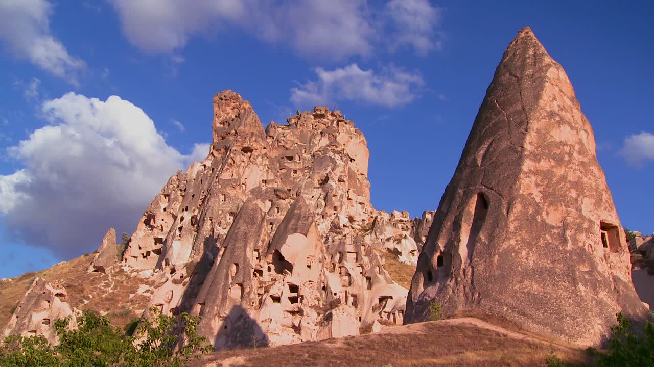 칠면조 카파도키아 1에서 이상하게 우뚝 솟은 주거지와 암석층에 대한 시간 경과