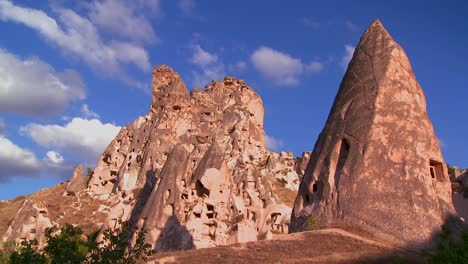 lapso de tiempo sobre extrañas viviendas imponentes y formaciones rocosas en cappadocia turquía 1