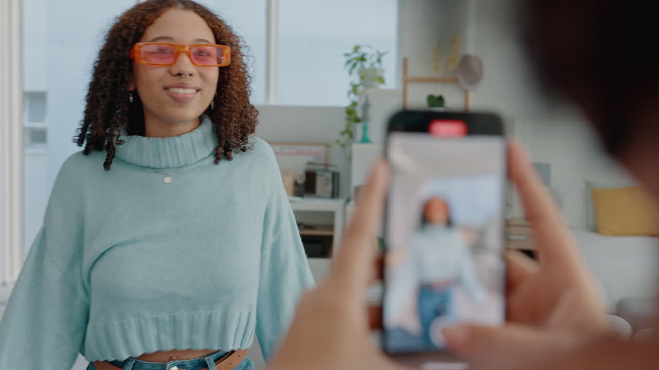 mujer tomando una selfie durante una llamada de video