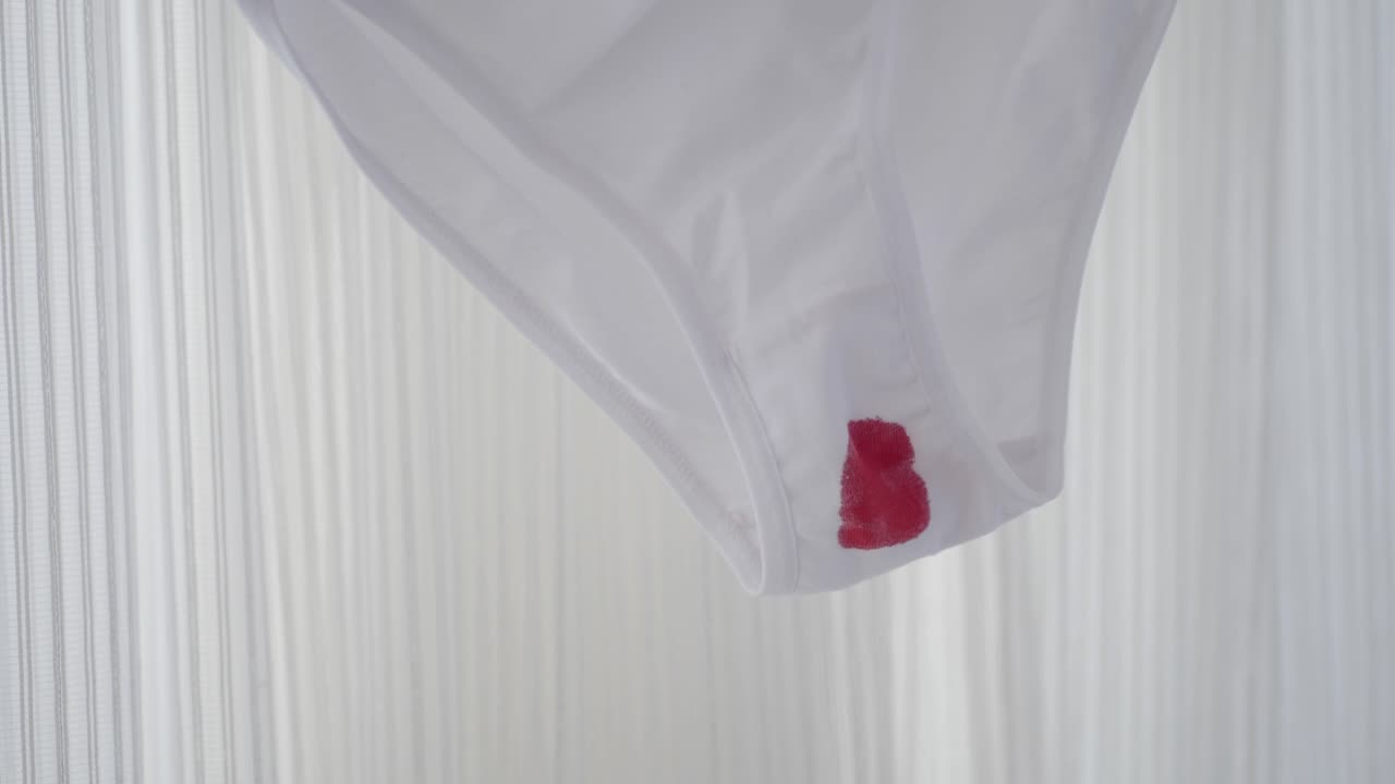 белое белье с пятном крови