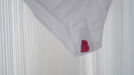 피 얼룩이 있는 색 속옷