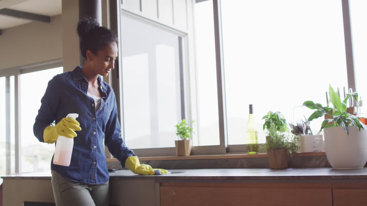 Video di donna di etnia mista che pulisce il piano di lavoro