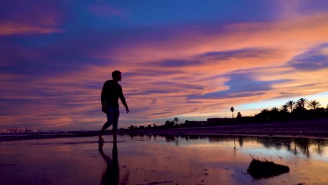 Mira-El-Atardecer-Mientras-Caminas-De-Un-Lado-A-Otro-Atravesando-Y-Sintiendo-El-Agua-En-Tus-Pies-Descalzos,-Libertad-Y-Reconexión-Con-La-Naturaleza