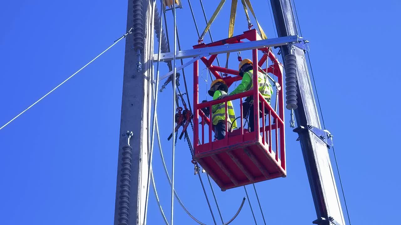 크레인 바구니 에 있는 유리티 노동자 들