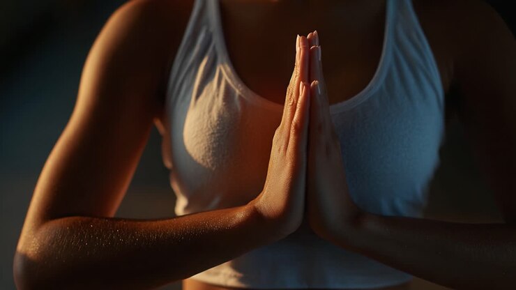 Un momento sereno di meditazione: catturare l'essenza della consapevolezza attraverso un gesto concentrato in un'atmosfera calma e pacifica.