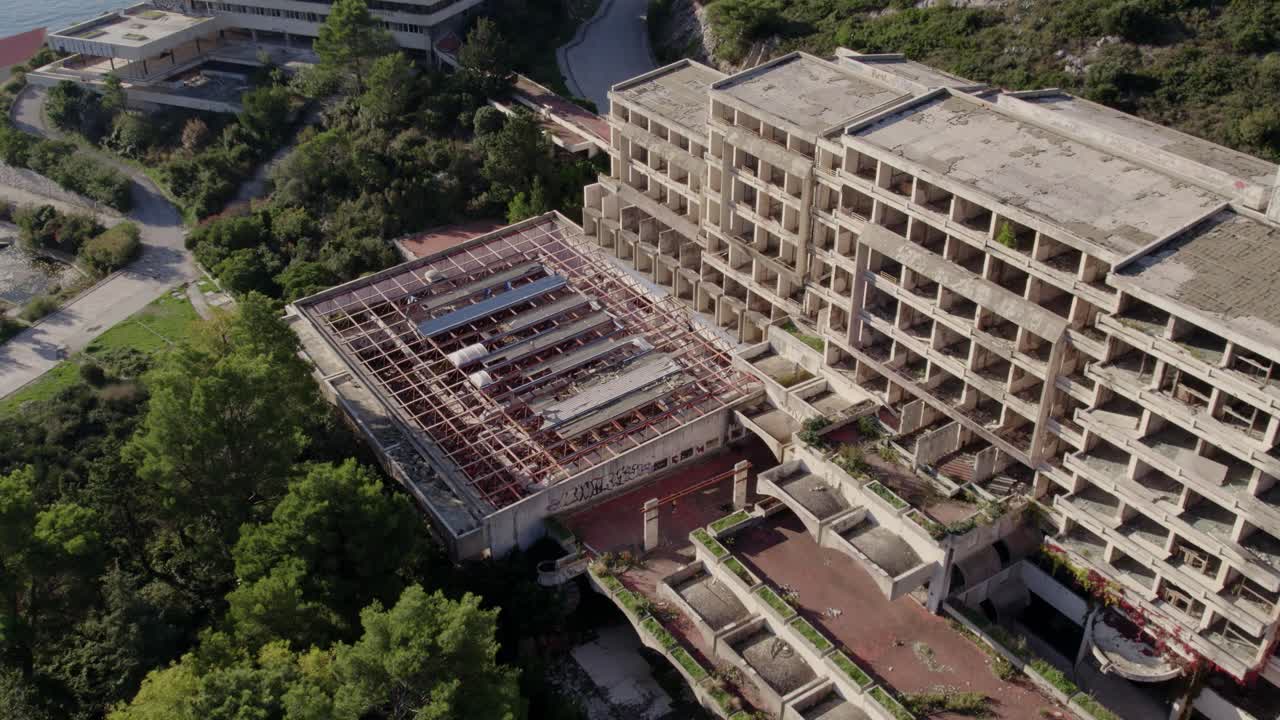 Imagem em ângulo alto de um hotel perdido afogado em escombros, Kupari, Croácia