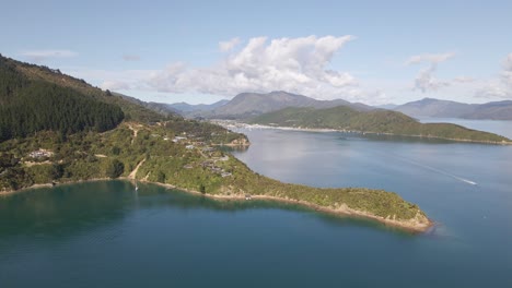 Fahrt-Mit-Dem-Schnellboot-Durch-Die-Marlborough-Sounds-Und-Am-Karaka-Point-Vorbei