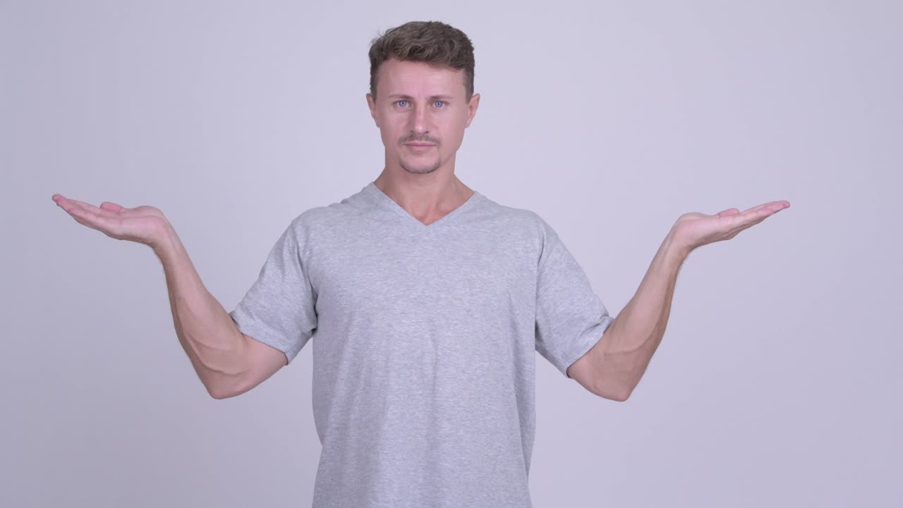 잘 생긴 수염 난된 남자