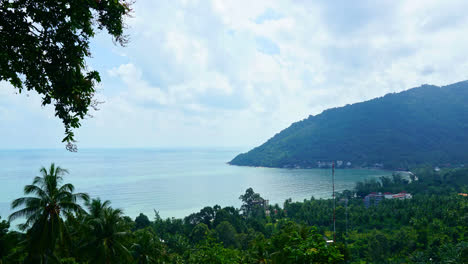 Nube-De-Lapso-De-Tiempo-Moviéndose-Con-Hermosa-Vista-Al-Mar-En-El-Mirador-De-Naern-Thae-Wada-En-Nakhon-Si-Thammarat,-Tailandia