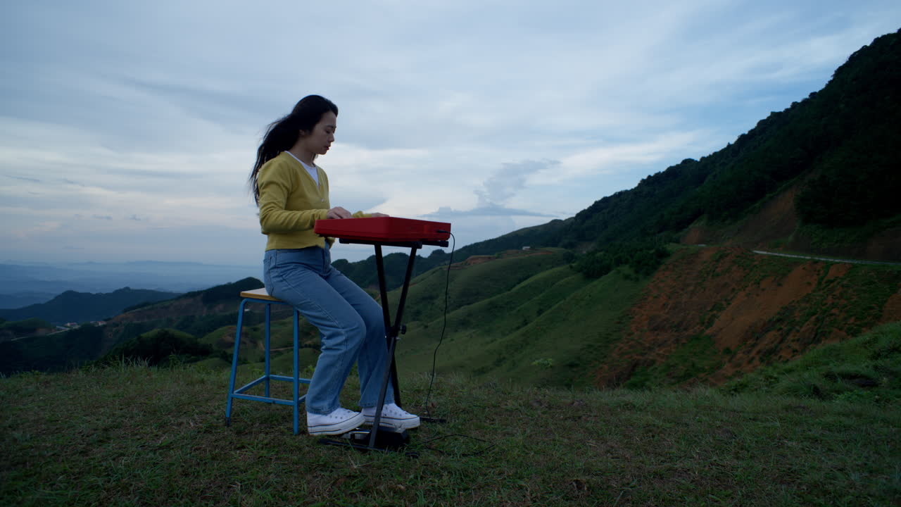 근접 촬영 은 한 소녀 가 해안 에서 악기 를 능숙 히 연주 하는 모습 을 포착 한다