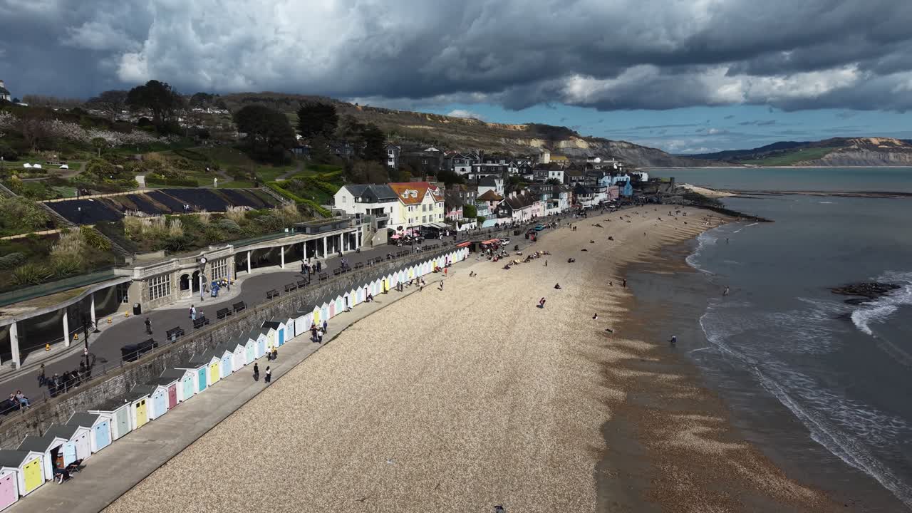 Capanne sulla spiaggia sul lungomare di Lyme Regis, Devon, Regno Unito, vista aerea con drone.