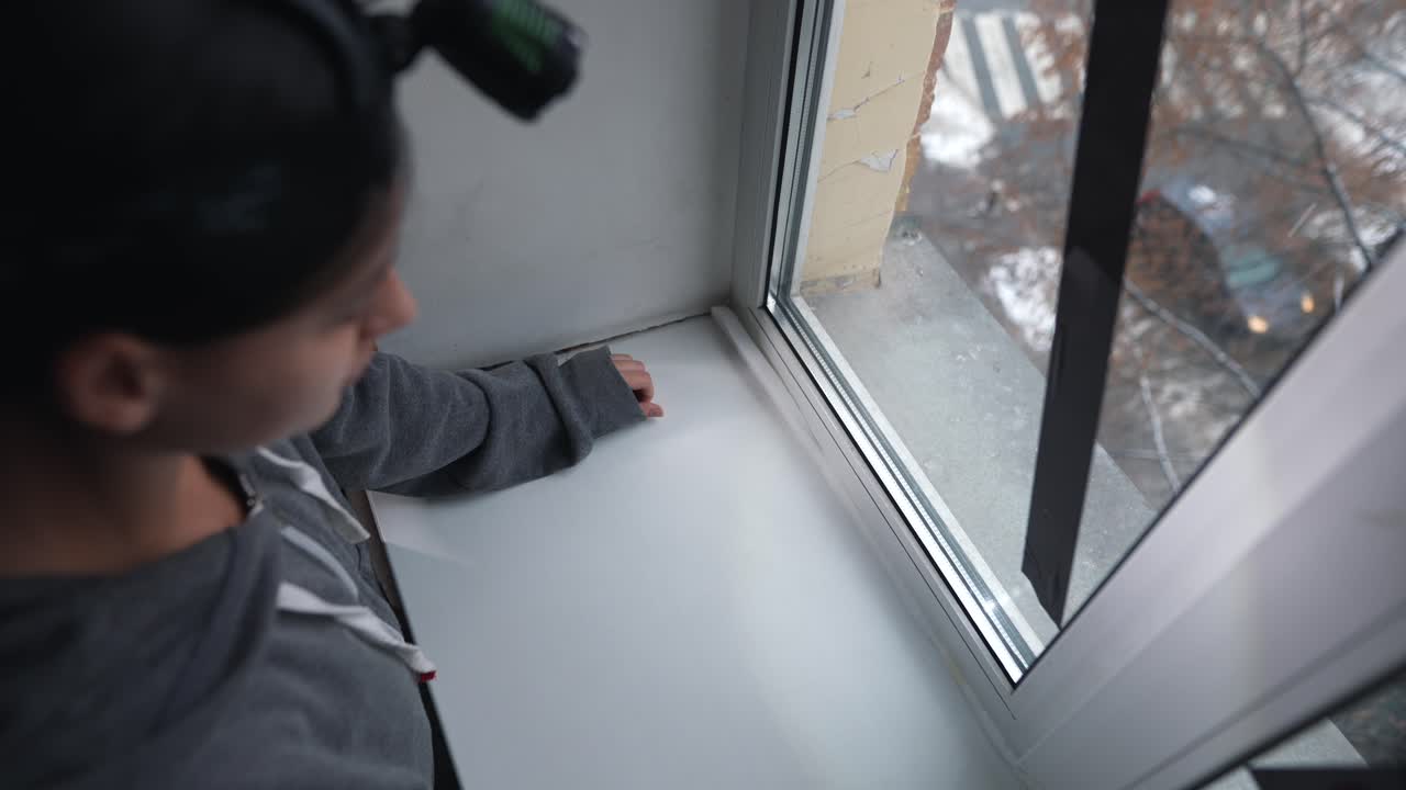 창문 바닥 을 점검 하는 여자