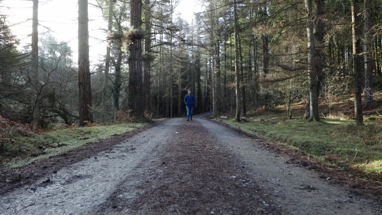 길 을 고 있는 사람 의 앞면