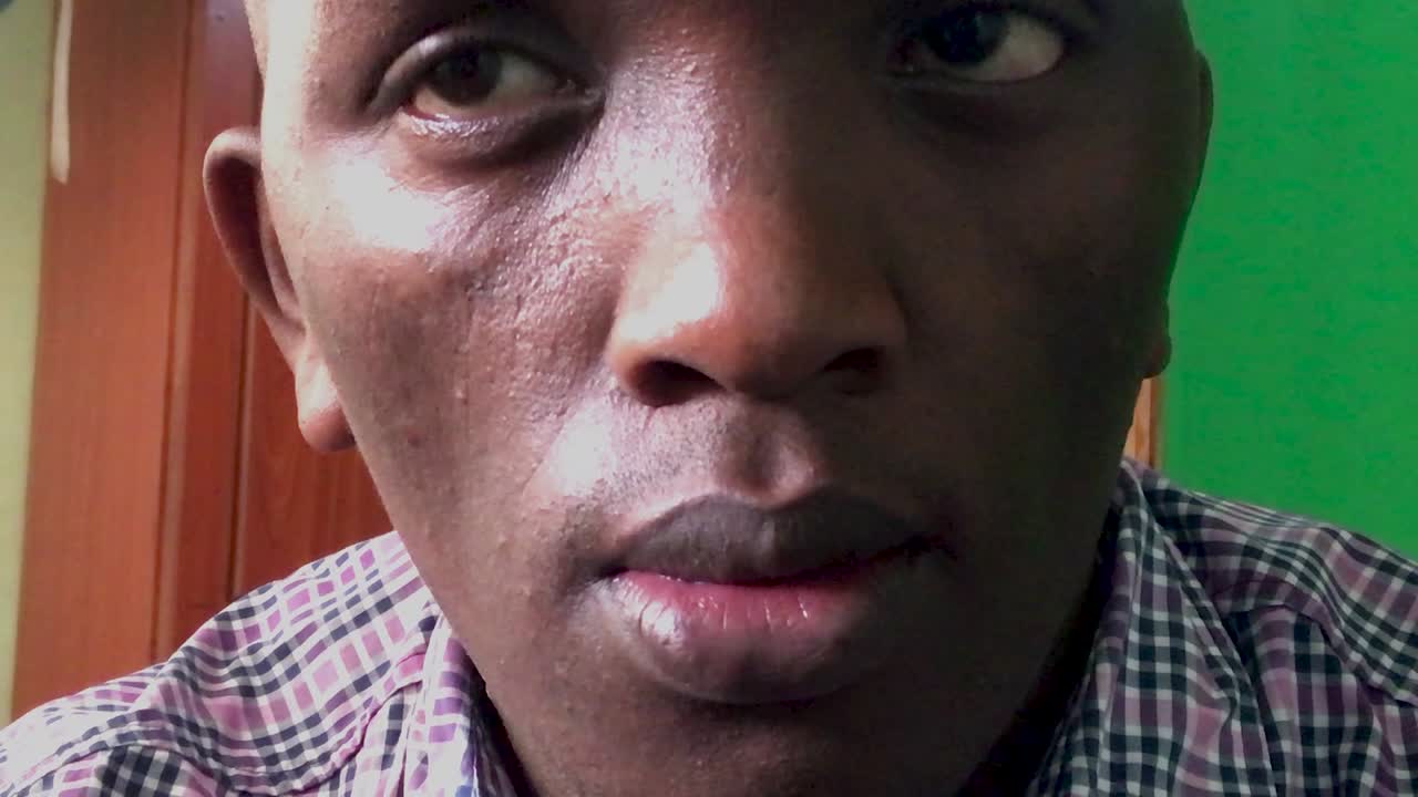 hombre guapo africano de piel oscura con los ojos abiertos, relajándose en casa durante la pandemia de covid-19