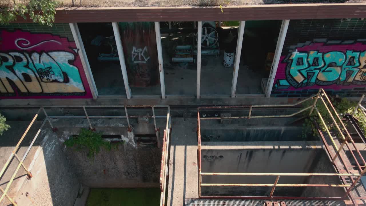 오래된 물 공장에서 지저분하게 자란 건물