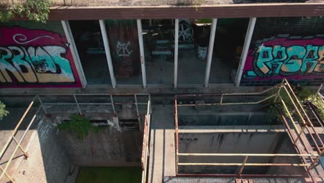 edificio cubierto de suciedad en una antigua planta de agua