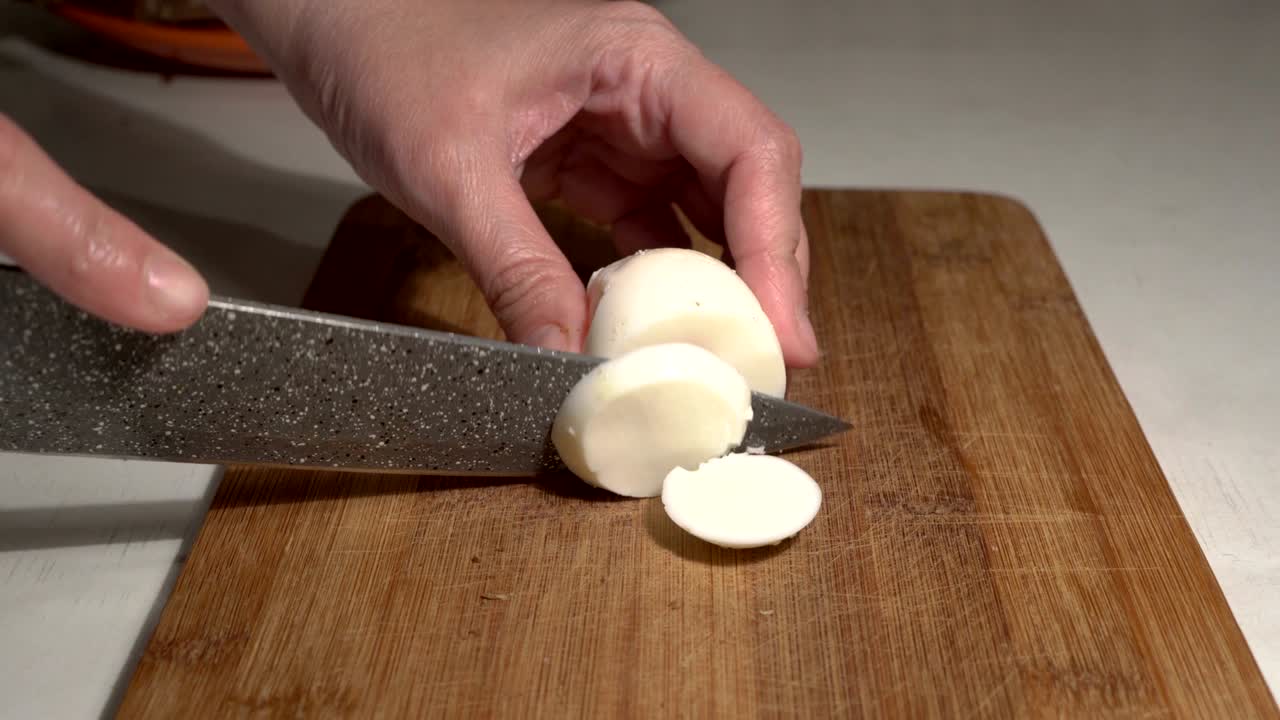 한 여자가 부에서 부판에 큰 칼로 은 달을 원으로 잘라 밤에는 불빛이 좋지 않습니다.