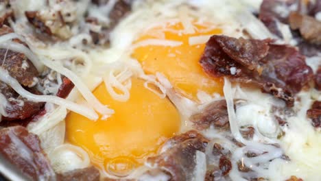 huevos con queso y tocino.